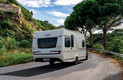 Bildunterschrift: Wer mit einem hochwertigen Freizeitfahrzeug unterwegs ist, entdeckt die kühlen Monate von einer neuen Seite. Foto: Fendt-Caravan/akz-o