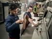 Bildunterschrift: Packmitteltechnolog*innen produzieren innovative Verpackungslösungen. Foto: VDW/akz-o
