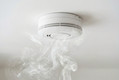 Bildunterschrift: Rauchmelder erkennen Brände frühzeitig und warnen durch ein lautstarkes, akustisches Signal. Wenn sie funkvernetzt sind, lösen sie den Alarm bei allen anderen Geräten in Haus oder Wohnung aus, so dass wertvolle Zeit für die Rettung gewonnen wird. Foto: Ei Electronics/akz-o