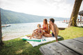Bildunterschrift: Gemeinsame Auszeit am idyllischen Badesee Foto: family austria Hotels & Appartements/akz-o
