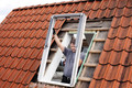 Bildunterschrift: Der Staat fördert den Austausch alter gegen neue Dachfenster mit energieeffizienter Verglasung. Bis zu 20 Prozent der Produkt- und Handwerkerkosten lassen sich im Rahmen der Steuererklärung geltend machen. Foto: Velux/akz-o