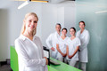 Bildunterschrift: Jobs im Gesundheitswesen bieten ausgezeichnete Zukunftsaussichten – auch jenseits von Kittel und OP-Saal. Foto: IST-Studieninstitut GmbH/akz-o