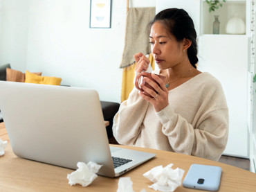 Dauert eine Arbeitsunfähigkeit länger als drei Kalendertage, müssen Arbeitnehmer ihre Arbeitsunfähigkeit und deren voraussichtliche Dauer ärztlich feststellen lassen. Foto: Daniel/stock.adobe.com/akz-o