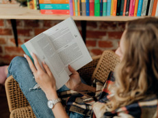 Ein gutes Frühstück, Musik hören, ein Buch lesen oder einfach einmal durchatmen – oft sind es gerade die einfachen Dinge, die neue Kraft geben. Foto: pexels.com/ak-o