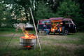 Bildunterschrift: Während ein offenes Lagerfeuer, häufig genehmigungspflichtig, ist das Entfachen eines Feuers in einer Feuerschale zumeist erlaubt. Foto: Steffen Kirschner/Petromax/akz-o