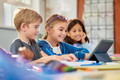 Bildunterschrift: Digitale Lernlösungen können Lehrkräfte dabei unterstützen, auf unterschiedliche Lernstände im Klassenzimmer einzugehen. Foto: Rido/shutterstock.com/sofatutor/akz-o