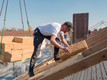 Bildunterschrift: Bei der Dachsanierung von außen werden flexible Holzfaser-Dämmmatten zwischen die Sparren geklemmt. Foto: steico.com/akz-o