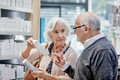 Bildunterschrift: Wer sich mit Gesundheitsinformationen überfordert fühlt, findet Hilfe und Erklärung in seiner Apotheke vor Ort. Foto: Haleon Germany GmbH/akz-o