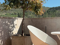 Selbst ein kleiner Balkon kann zur Urlaubsoase werden. Pflanzen, Lichterketten und gemütliche Sitzgelegenheiten schaffen schnell eine entspannte Atmosphäre. Foto: pexels.com/ak-o