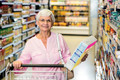 Bildunterschrift: Praktisch und sicher: Faltschachteln sind im Handel allgegenwärtig. Foto: WavebreakmediaMicro/stock.adobe.com/akz-o