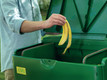 Bildunterschrift: Obst- und Gemüseschalen, am besten unbehandelt, werden im Komposter in Dünger verwandelt. Foto: Juwel/akz-o