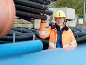 Für die Ausbildung zum Kanalbauer ist kein spezieller Schulabschluss vorgeschrieben. Meist stellen Ausbildungsbetriebe aber Auszubildende mit mittlerem Bildungsabschluss oder Hauptschulabschluss ein. Foto: Depenbrock/akz-o