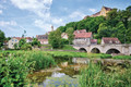 Bildunterschrift: Am Jagststeig öffnet sich der Blick auf die mittelalterliche Stadtkulisse von Kirchberg an der Jagst – ein Panorama zwischen Geschichte und Landschaft. Foto: Hohenlohe + Schwäbisch Hall Tourismus e.V./Trykowski/akz-o