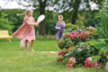 Bildunterschrift: Mit der Hortensiensorte Endless Summer erreicht man auf Terrasse und im Garten schnell ausdauernde und üppige Blütenfülle. Foto: zu Jeddeloh Pflanzenhandels-GmbH/akz-o