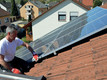 Bildunterschrift: Der qualifizierte Dachdecker prüft die Befestigungen der Solarmodule und begutachtet die Unterkonstruktion im Rahmen des DachChecks. Foto: HF Redaktion/akz-o