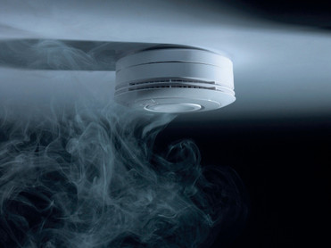 Damit Rauchmelder Brände bereits in der Entstehungsphase erkennen und frühzeitig durch ein lautstarkes, akustisches Signal warnen, sollten ausreichend Rauchmelder in den Wohnräumen angebracht sein. Foto: Ei Electronics/akz-o