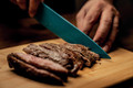 Bildunterschrift: Grill-Profis schwören darauf, das Grillgut zum Beispiel mit Apfelsaft zu besprühen. Foto: pexels.com/Birchmeier/akz-o
