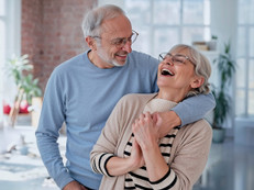 Um geistig fit zu bleiben, ist eine gute Versorgung mit Vitaminen wichtig. Foto: KI-generiert/Folplus.de/akz-o
