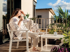 Um Mücken zu vergraulen, sollte man Balkon oder Terrasse mit Lavendel, Tomate, Katzenminze, Basilikum oder Zitronenmelisse bepflanzen. Foto: Tatyana Soares/shuttertsock.com/Evergreen Garden Care/akz-o