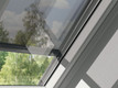 Bildunterschrift: Auch mit einer Hitzeschutz-Markise stoppt man die energiereichen Sonnenstrahlen, bevor sie auf die Fensterscheiben treffen, und kann sich so im Sommer über angenehmere Temperaturen im Dachgeschoss freuen. Foto: Velux/akz-o
