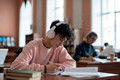 Bildunterschrift: Ob erste Buchstaben, neue Ideen oder die Vorbereitung auf Klassenarbeiten und Prüfungen – Schreiben bleibt ein wichtiger Bestandteil des Schulalltags. Foto: Schneider Schreibgeräte GmbH/akz-o