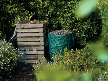 Um eine gleichbleibende Temperatur sicherzustellen, sollte der Kompost windgeschützt stehen. Foto: Stihl/akz-o