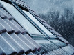 Bildunterschrift: Die Kosten dafür sind häufig der Grund, warum eine Renovierung – beispielsweise mit dem Austausch alter Dachfenster gegen neue Modelle – nicht realisiert wird, obwohl diese zu einer Verbesserung der Energieeffizienz führen könnte. Foto: Velux/akz-o