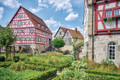 Bildunterschrift: Auch die kleinen Orte entlang der Strecke tragen zum besonderen Charme der Region bei. Liebevoll restaurierte Fachwerkhäuser sind vielerorts zu finden. Besonders sehenswert ist die historische Altstadt von Vellberg, deren romantisches „Städtle“ Besucher sofort in seinen Bann zieht. Foto: Hohenlohe + Schwäbisch Hall Tourismus e.V./Trykowski/akz-o