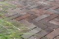 Bildunterschrift: Aus Ton gebrannten Klinker erhalten mit den Jahren eine charmante Patina, lassen sich wiederverwenden oder recyceln. Foto: Arbeitsgemeinschaft Pflasterklinker e.V./Vandersanden/akz-o