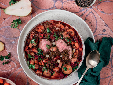 Genuss zum Osterfest: Zart gebratene Barbarie-Entenbrust auf würzigem Linsen-Gemüse-Eintopf sorgt für einen besonderen Moment am Feiertagstisch. Foto: Patrick Rosenthal/akz-o