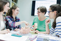 Bildunterschrift: Die Ausbildung zur Orthoptistin bzw. zum Orthoptisten dauert drei Jahre und endet mit einer staatlichen Prüfung. Foto: Chandler Photography/BOD/akz-o