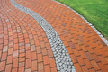 Bildunterschrift: Mit Pflasterklinker gestaltete Gartenterrassen und -wege sind widerstandsfähig, pflegeleicht und langlebig. Foto: Arbeitsgemeinschaft Pflasterklinker e.V./Vandersanden/akz-o