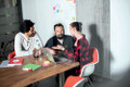 Bildunterschrift: Digitale Meetings sind eine wichtige Ergänzung – ersetzen aber nicht jede persönliche Begegnung. Foto: IST-Studieninstitut/akz-o