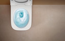 Bildunterschrift: Hygiene ohne versteckte Ecken: Spülrandlose WCs lassen sich schnell und gründlich reinigen – ein Vorteil, der im Familienalltag täglich zählt. Foto: Geberit/akz-o