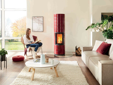 Der Speicherofen Colona verfügt über 480 Kilogramm Speichermasse aus Schamotte und Guss – für langanhaltende Strahlungswärme in gut gedämmten Wohnräumen. Foto: Leda Werk/akz-o