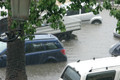Bildunterschrift: Wer in Überflutungsgebieten mit dem Auto unterwegs ist, sollte seine Wege mit Bedacht wählen. Foto: WikiImages/pixabay.com/mid/ak-o