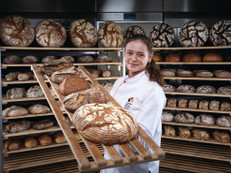 Die Nachfrage nach hochwertigen und regionalen Backwaren vom Handwerksbäcker ist hoch. Und das bedeutet: sichere Arbeitsplätze – unabhängig von Konjunkturschwankungen. Foto: Zentralverband des Deutschen Bäckerhandwerks/akz-o