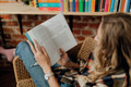 Bildunterschrift: Ein gutes Frühstück, Musik hören, ein Buch lesen oder einfach einmal durchatmen – oft sind es gerade die einfachen Dinge, die neue Kraft geben. Foto: pexels.com/ak-o