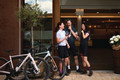 Bildunterschrift: Vom Gravelbike direkt zur Einkehr: Nach der Tour warten im Land der 1000 Hügel regionale Spezialitäten und Weine aus der Region. Foto: Tourimia Tourismus GmbH/Stefan Leitner Photography/akz-o