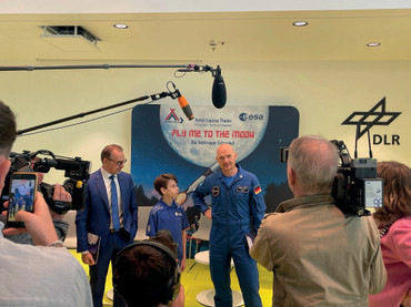 Der 12-jährige PL Theiss im Gespräch mit Astronaut Alexander Gerst und ESA-Generaldirektor Dr. Josef Aschbacher. Foto: mp-akz-o