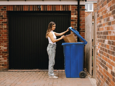 Damit aus gebrauchter Wellpappe später wieder neue hergestellt werden kann, ist unser aller Mithilfe gefragt. Foto: VDW/Unsplash/Toa Heftiba/akz-o