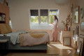 Bildunterschrift: Morgens nach dem Aufstehen noch schnell Lüften und dann die Fenster schließen und Rollläden herunterfahren, um abends ein angenehm kühles Schlafzimmer zu haben. Foto: Velux/akz-o