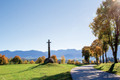 Bildunterschrift: Sanfte Hügel und Wiesen und im Hintergrund die Alpen – im Südlichen Allgäu zeigt sich die Natur von ihrer schönsten Seite. Foto: Amanda Linder/Tourismusgemeinschaft Südliches Allgäu GbR/akz-o
