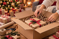 Bildunterschrift: Gerade in der Weihnachtszeit sind viele Pakete unterwegs. Passgenaue Verpackungen aus Wellpappe helfen dabei, Material zu sparen und Waren zuverlässig zu schützen. Foto: KI-generiert/VDW/akz-o
