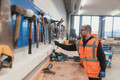 Bildunterschrift: Handwerkliches Geschick ist eine wichtige Voraussetzung für Spezialtiefbauer: Es hilft ihnen, mit verschiedenen Werkzeugen und Maschinen präzise zu arbeiten. Foto: Depenbrock/akz-o