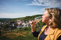 Bildunterschrift: Das Liebliche Taubertal vereint Genuss, Bewegung und Gastfreundschaft auf besonders charmante Weise. Hier wird Wein nicht nur angebaut, sondern gelebt. Foto: Tourimia Tourismus GmbH/Stefan Leitner Photography/akz-o