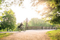 Bildunterschrift: Der Bürgerpark Bremen lädt im Sommer zu entspannten Spaziergängen, Bootsfahrten und einer gemütlichen Pause in den idyllischen Kaffeehäusern ein. Foto: Melanka Helms-Jacobs/WFB Bremen/akz-o
