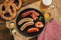 Bildunterschrift: Eine natürliche Hülle verleiht jeder Wurst ihr individuelles Aussehen, ist luftdurchlässig, bringt den Geschmack voll zur Geltung. Foto: pexels.com/akz-o