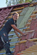 Bildunterschrift: Dachdeckerinnen sind auf dem Vormarsch: schweres Tragen ist out, das übernehmen Lastenaufzüge. Foto: ZVDH/akz-o