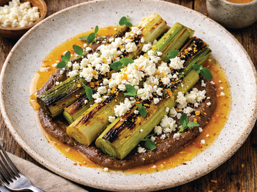 Schmackhafte Küche: Gegrillter Lauch mit Dattelcreme, Pecorino Romano Crumble & Orangensud